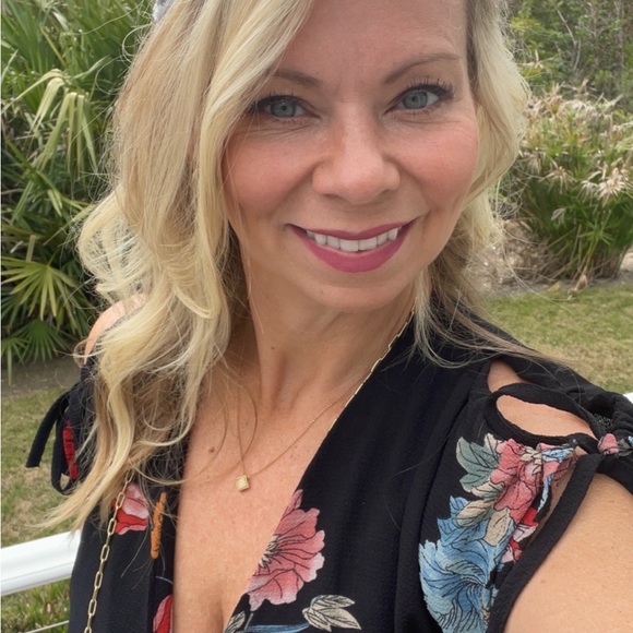 Hi I’m Kat. Posh II Ambassador love to buy and sell preloved treasures - Picture 2 of 7